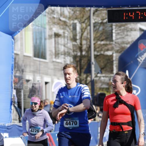 06.04.2025 - 44. Internationalen Wilhelmsburger Insellauf A. Gomolzig http://msf.ph/oto/7555777 06.04.2025 10:37:45 Ziel 3197, 3206, 4226, 4470, 5051 meine-sportfotos.de