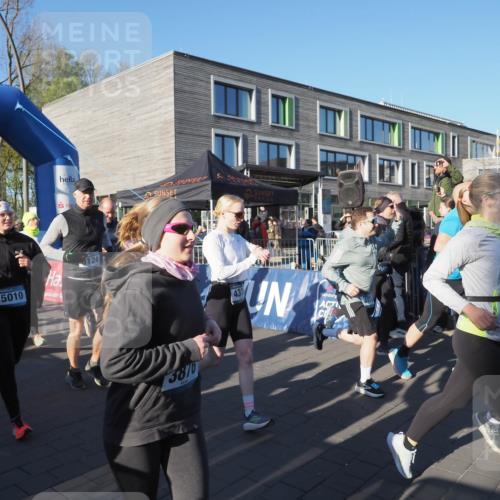 06.04.2025 - 44. Internationalen Wilhelmsburger Insellauf Luisa Fischer http://msf.ph/oto/7555791 06.04.2025 08:51:54 Ziel 4, 5010, 124, 3870, 437 meine-sportfotos.de