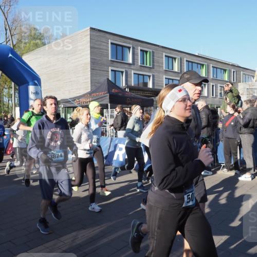 06.04.2025 - 44. Internationalen Wilhelmsburger Insellauf Luisa Fischer http://msf.ph/oto/7555798 06.04.2025 08:51:55 Ziel 4398, 5091, 3874, 405, 50, 3 meine-sportfotos.de