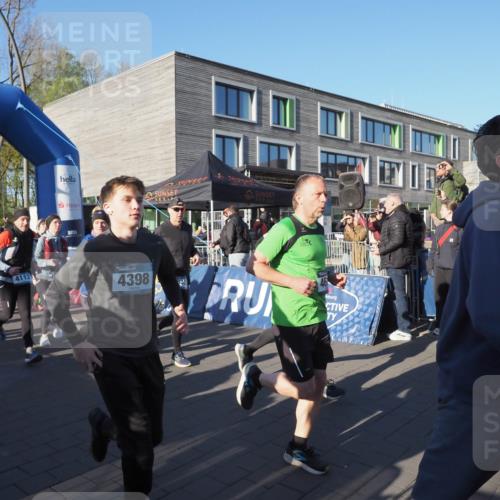 06.04.2025 - 44. Internationalen Wilhelmsburger Insellauf Luisa Fischer http://msf.ph/oto/7555805 06.04.2025 08:51:56 Ziel 56, 4523, 4113, 4398, 832, 21 meine-sportfotos.de