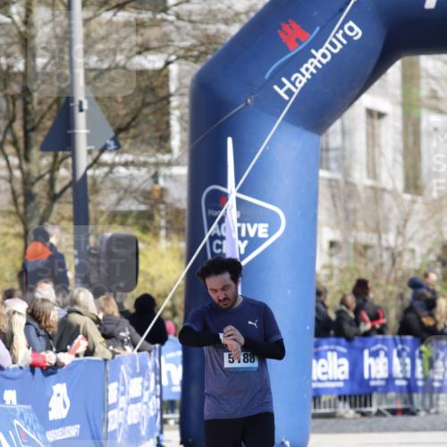 06.04.2025 - 44. Internationalen Wilhelmsburger Insellauf A. Gomolzig http://msf.ph/oto/7555806 06.04.2025 10:37:30 Ziel 3174, 4515, 5188 meine-sportfotos.de
