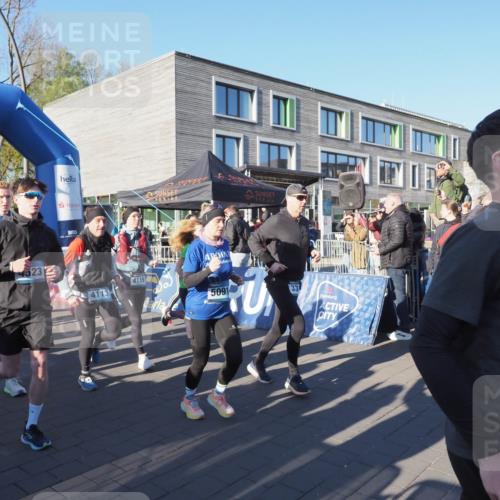 06.04.2025 - 44. Internationalen Wilhelmsburger Insellauf Luisa Fischer http://msf.ph/oto/7555812 06.04.2025 08:51:56 Ziel 56, 381, 523, 4113, 4119, 4, 5091, 33, 4398 meine-sportfotos.de