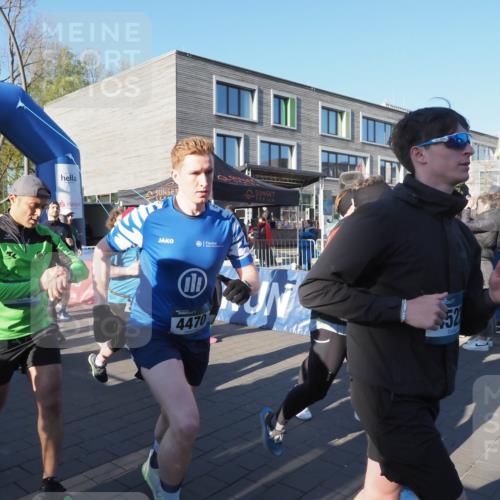 06.04.2025 - 44. Internationalen Wilhelmsburger Insellauf Luisa Fischer http://msf.ph/oto/7555819 06.04.2025 08:51:57 Ziel 4126, 4470, 52 meine-sportfotos.de