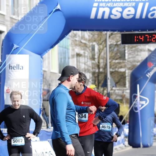 06.04.2025 - 44. Internationalen Wilhelmsburger Insellauf A. Gomolzig http://msf.ph/oto/7555823 06.04.2025 10:37:19 Ziel 4099, 4515, 5067, 5084 meine-sportfotos.de