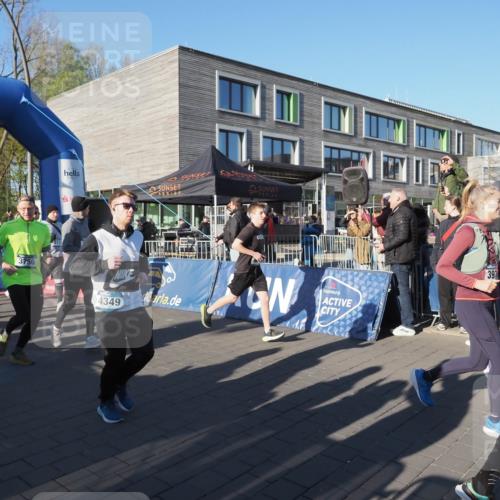 06.04.2025 - 44. Internationalen Wilhelmsburger Insellauf Luisa Fischer http://msf.ph/oto/7555830 06.04.2025 08:51:59 Ziel 00, 5100, 3756, 4349, 397 meine-sportfotos.de