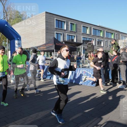 06.04.2025 - 44. Internationalen Wilhelmsburger Insellauf Luisa Fischer http://msf.ph/oto/7555835 06.04.2025 08:52:00 Ziel 00, 3827, 5100, 4349 meine-sportfotos.de