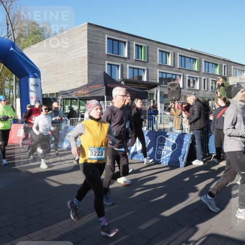 06.04.2025 - 44. Internationalen Wilhelmsburger Insellauf Luisa Fischer http://msf.ph/oto/7555848 06.04.2025 08:52:01 Ziel 36, 4045, 3223 meine-sportfotos.de