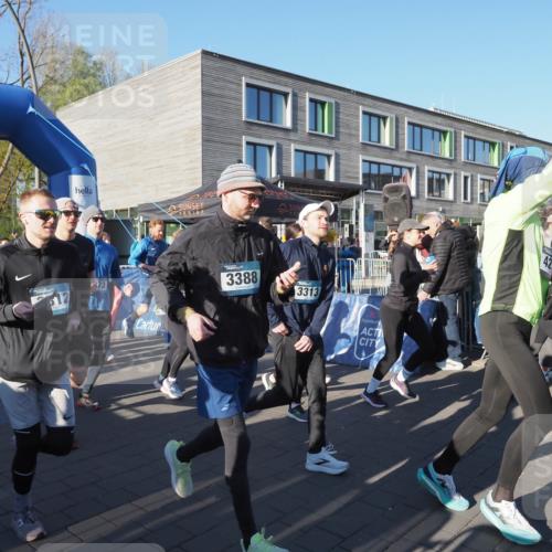 06.04.2025 - 44. Internationalen Wilhelmsburger Insellauf Luisa Fischer http://msf.ph/oto/7555860 06.04.2025 08:52:03 Ziel 2, 03, 4208, 12, 373, 3388, 3313 meine-sportfotos.de