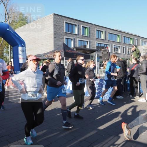06.04.2025 - 44. Internationalen Wilhelmsburger Insellauf Luisa Fischer http://msf.ph/oto/7555870 06.04.2025 08:52:05 Ziel 05, 455, 4208, 3202 meine-sportfotos.de