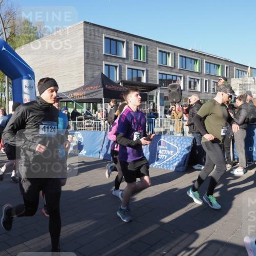 06.04.2025 - 44. Internationalen Wilhelmsburger Insellauf Luisa Fischer http://msf.ph/oto/7555874 06.04.2025 08:52:09 Ziel 5034, 4124, 40 meine-sportfotos.de