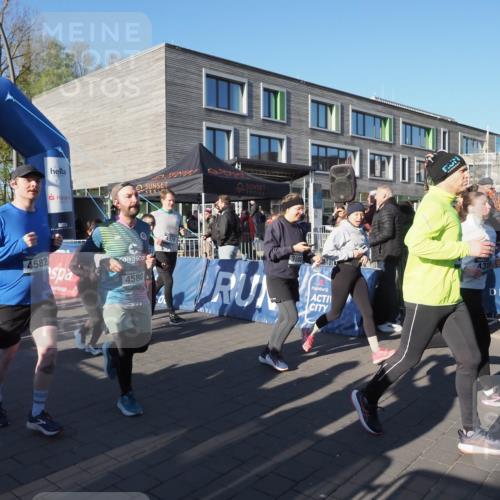 06.04.2025 - 44. Internationalen Wilhelmsburger Insellauf Luisa Fischer http://msf.ph/oto/7555881 06.04.2025 08:52:11 Ziel 3707, 4582, 4580, 4579, 3880, 431, 3 meine-sportfotos.de