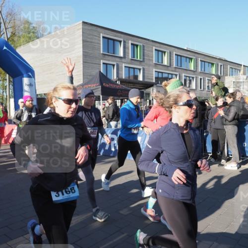 06.04.2025 - 44. Internationalen Wilhelmsburger Insellauf Luisa Fischer http://msf.ph/oto/7555887 06.04.2025 08:52:13 Ziel 4396, 3556, 002, 3168 meine-sportfotos.de