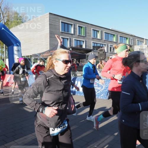 06.04.2025 - 44. Internationalen Wilhelmsburger Insellauf Luisa Fischer http://msf.ph/oto/7555889 06.04.2025 08:52:13 Ziel 4396, 353, 006, 3089, 3168, 371 meine-sportfotos.de