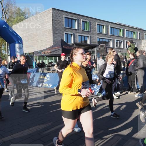 06.04.2025 - 44. Internationalen Wilhelmsburger Insellauf Luisa Fischer http://msf.ph/oto/7555903 06.04.2025 08:52:55 Ziel 4574, 5136, 3023, 522 meine-sportfotos.de