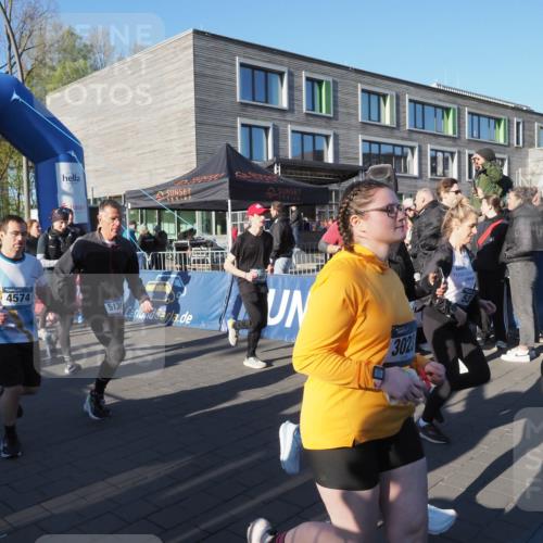 06.04.2025 - 44. Internationalen Wilhelmsburger Insellauf Luisa Fischer http://msf.ph/oto/7555906 06.04.2025 08:52:55 Ziel 4574, 5136, 302 meine-sportfotos.de