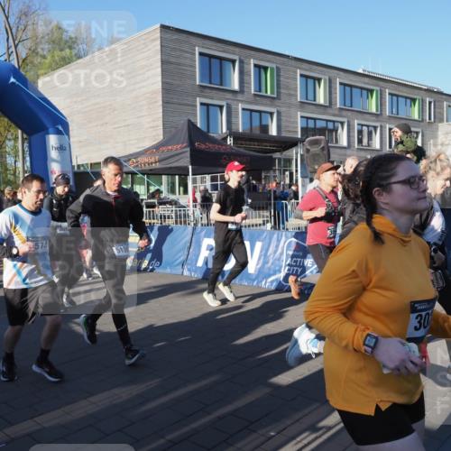 06.04.2025 - 44. Internationalen Wilhelmsburger Insellauf Luisa Fischer http://msf.ph/oto/7555908 06.04.2025 08:52:55 Ziel 574, 309, 5136, 30, 31 meine-sportfotos.de