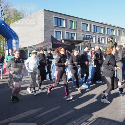 06.04.2025 - 44. Internationalen Wilhelmsburger Insellauf Luisa Fischer http://msf.ph/oto/7555925 06.04.2025 08:52:57 Ziel 4106, 427, 4105, 3268, 5077, 3434 meine-sportfotos.de
