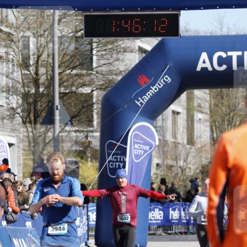 06.04.2025 - 44. Internationalen Wilhelmsburger Insellauf A. Gomolzig http://msf.ph/oto/7555927 06.04.2025 10:36:10 Ziel 3832, 3933, 3944 meine-sportfotos.de