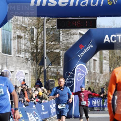 06.04.2025 - 44. Internationalen Wilhelmsburger Insellauf A. Gomolzig http://msf.ph/oto/7555929 06.04.2025 10:36:09 Ziel 3832, 3933, 3944 meine-sportfotos.de