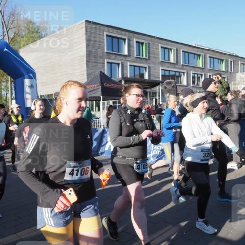 06.04.2025 - 44. Internationalen Wilhelmsburger Insellauf Luisa Fischer http://msf.ph/oto/7555936 06.04.2025 08:52:58 Ziel 4106, 4105, 326 meine-sportfotos.de