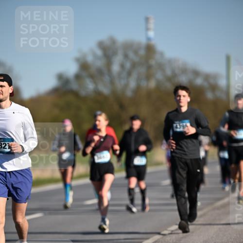 06.04.2025 - 44. Internationalen Wilhelmsburger Insellauf Dr. Thomas Lammeyer http://msf.ph/oto/7555937 06.04.2025 09:31:48 Laufen 821, 4394 meine-sportfotos.de