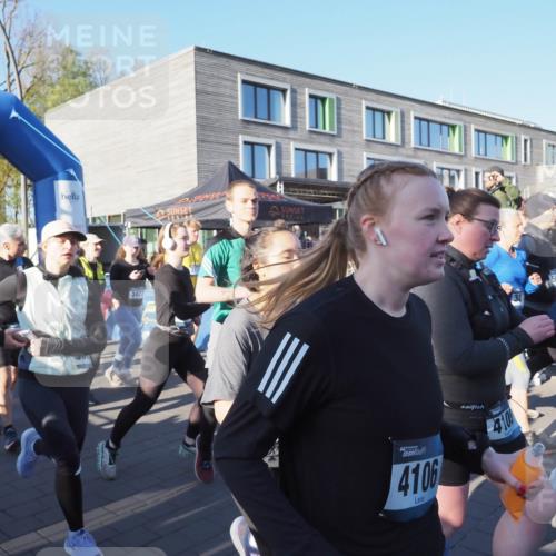 06.04.2025 - 44. Internationalen Wilhelmsburger Insellauf Luisa Fischer http://msf.ph/oto/7555938 06.04.2025 08:52:58 Ziel 3427, 4106, 410 meine-sportfotos.de
