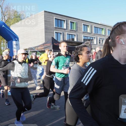 06.04.2025 - 44. Internationalen Wilhelmsburger Insellauf Luisa Fischer http://msf.ph/oto/7555940 06.04.2025 08:52:58 Ziel 222, 3235, 3427, 150, 4106 meine-sportfotos.de