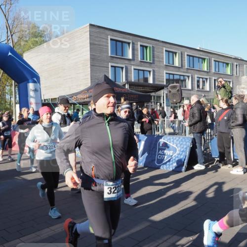 06.04.2025 - 44. Internationalen Wilhelmsburger Insellauf Luisa Fischer http://msf.ph/oto/7555952 06.04.2025 08:53:00 Ziel 30, 3309, 4151, 4064, 40, 3224, 322 meine-sportfotos.de