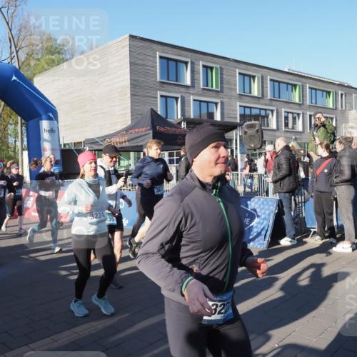 06.04.2025 - 44. Internationalen Wilhelmsburger Insellauf Luisa Fischer http://msf.ph/oto/7555955 06.04.2025 08:53:00 Ziel 00, 3309, 4151, 3224, 235, 36, 327 meine-sportfotos.de
