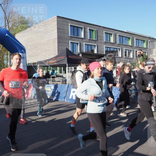 06.04.2025 - 44. Internationalen Wilhelmsburger Insellauf Luisa Fischer http://msf.ph/oto/7555958 06.04.2025 08:53:00 Ziel 00, 142, 4141, 3309, 325, 3224, 32, 3 meine-sportfotos.de