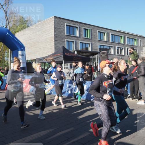 06.04.2025 - 44. Internationalen Wilhelmsburger Insellauf Luisa Fischer http://msf.ph/oto/7555963 06.04.2025 08:53:01 Ziel 3474, 4092, 4142, 4141, 4064, 4151 meine-sportfotos.de