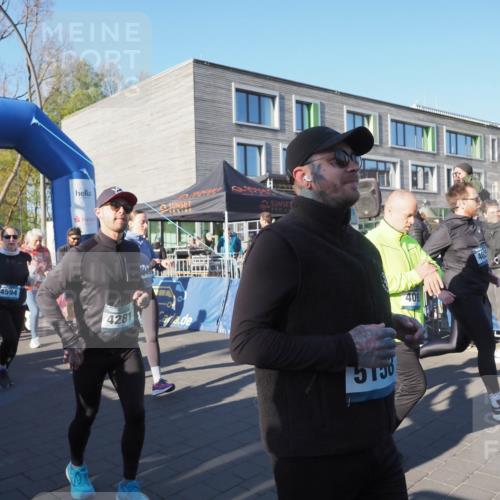 06.04.2025 - 44. Internationalen Wilhelmsburger Insellauf Luisa Fischer http://msf.ph/oto/7555974 06.04.2025 08:53:04 Ziel 03, 04, 4596, 4049, 4594, 4281, 402, 5150 meine-sportfotos.de