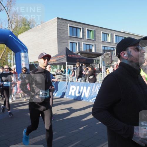 06.04.2025 - 44. Internationalen Wilhelmsburger Insellauf Luisa Fischer http://msf.ph/oto/7555977 06.04.2025 08:53:04 Ziel 03, 04, 4596, 4594, 4281, 58 meine-sportfotos.de