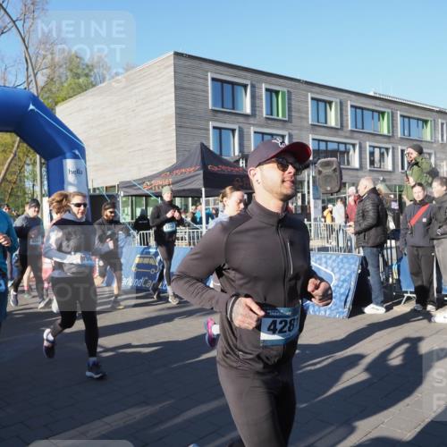 06.04.2025 - 44. Internationalen Wilhelmsburger Insellauf Luisa Fischer http://msf.ph/oto/7555980 06.04.2025 08:53:04 Ziel 03, 04, 4596, 4040, 428 meine-sportfotos.de