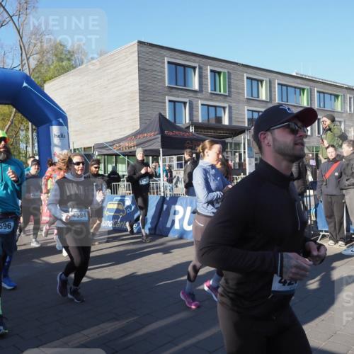 06.04.2025 - 44. Internationalen Wilhelmsburger Insellauf Luisa Fischer http://msf.ph/oto/7555983 06.04.2025 08:53:04 Ziel 03, 04, 4083, 4596, 4040, 5165, 4594 meine-sportfotos.de
