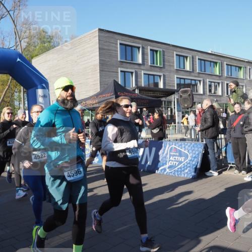06.04.2025 - 44. Internationalen Wilhelmsburger Insellauf Luisa Fischer http://msf.ph/oto/7555984 06.04.2025 08:53:05 Ziel 03, 05, 4083, 438, 4522, 4596, 4594 meine-sportfotos.de