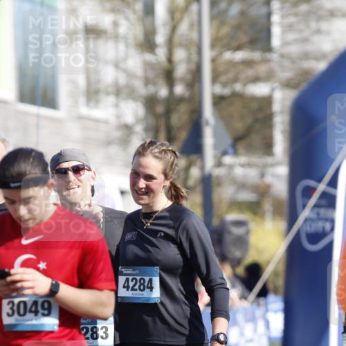 06.04.2025 - 44. Internationalen Wilhelmsburger Insellauf A. Gomolzig http://msf.ph/oto/7555988 06.04.2025 10:35:37 Ziel 3936, 3958, 4283, 4284, 4603 meine-sportfotos.de