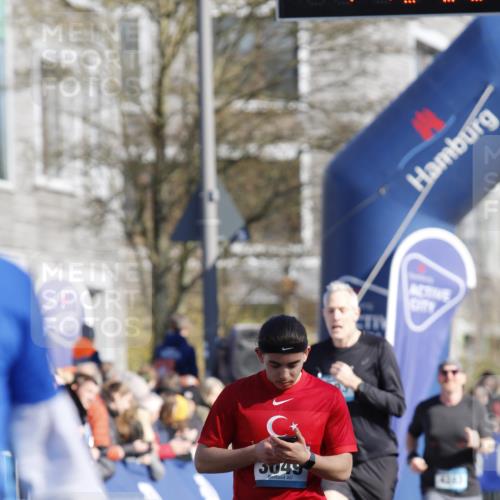 06.04.2025 - 44. Internationalen Wilhelmsburger Insellauf A. Gomolzig http://msf.ph/oto/7556001 06.04.2025 10:35:30 Ziel 3049, 3806, 3958, 4603 meine-sportfotos.de