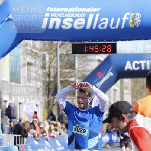 06.04.2025 - 44. Internationalen Wilhelmsburger Insellauf A. Gomolzig http://msf.ph/oto/7556007 06.04.2025 10:35:26 Ziel 3049, 3463, 3806, 5029 meine-sportfotos.de