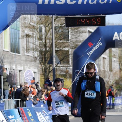 06.04.2025 - 44. Internationalen Wilhelmsburger Insellauf A. Gomolzig http://msf.ph/oto/7556033 06.04.2025 10:34:57 Ziel 3777, 4346, 4449 meine-sportfotos.de