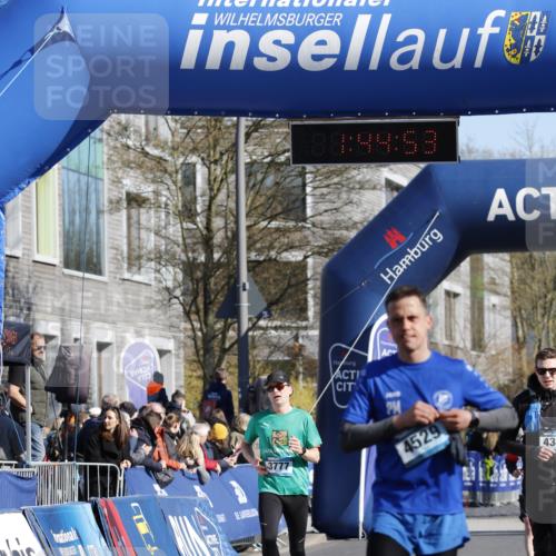 06.04.2025 - 44. Internationalen Wilhelmsburger Insellauf A. Gomolzig http://msf.ph/oto/7556043 06.04.2025 10:34:51 Ziel 3183, 3777, 4152, 4346, 4529, 4616 meine-sportfotos.de