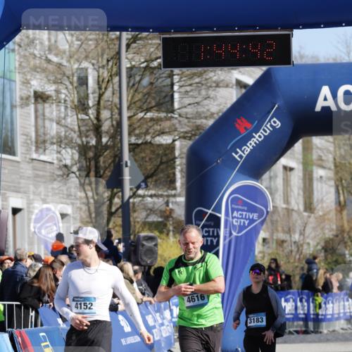06.04.2025 - 44. Internationalen Wilhelmsburger Insellauf A. Gomolzig http://msf.ph/oto/7556064 06.04.2025 10:34:40 Ziel 4128, 4152, 4616 meine-sportfotos.de