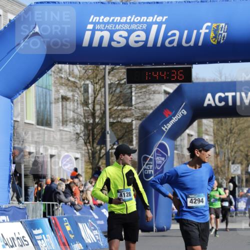 06.04.2025 - 44. Internationalen Wilhelmsburger Insellauf A. Gomolzig http://msf.ph/oto/7556075 06.04.2025 10:34:34 Ziel 3267, 4128, 4294 meine-sportfotos.de