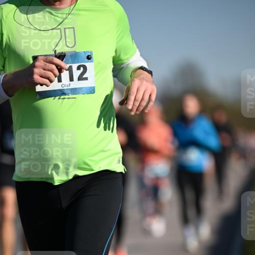 06.04.2025 - 44. Internationalen Wilhelmsburger Insellauf Dr. Thomas Lammeyer http://msf.ph/oto/7556077 06.04.2025 09:31:54 Laufen 70, 12 meine-sportfotos.de