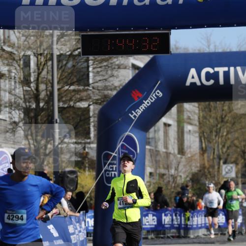 06.04.2025 - 44. Internationalen Wilhelmsburger Insellauf A. Gomolzig http://msf.ph/oto/7556079 06.04.2025 10:34:31 Ziel 3267, 3404, 4128, 4294 meine-sportfotos.de