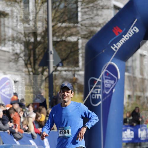 06.04.2025 - 44. Internationalen Wilhelmsburger Insellauf A. Gomolzig http://msf.ph/oto/7556085 06.04.2025 10:34:27 Ziel 3267, 3404, 4294 meine-sportfotos.de