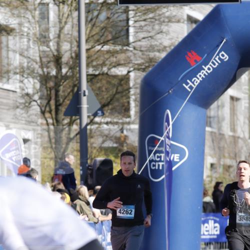 06.04.2025 - 44. Internationalen Wilhelmsburger Insellauf A. Gomolzig http://msf.ph/oto/7556179 06.04.2025 10:33:41 Ziel 4058, 4262 meine-sportfotos.de