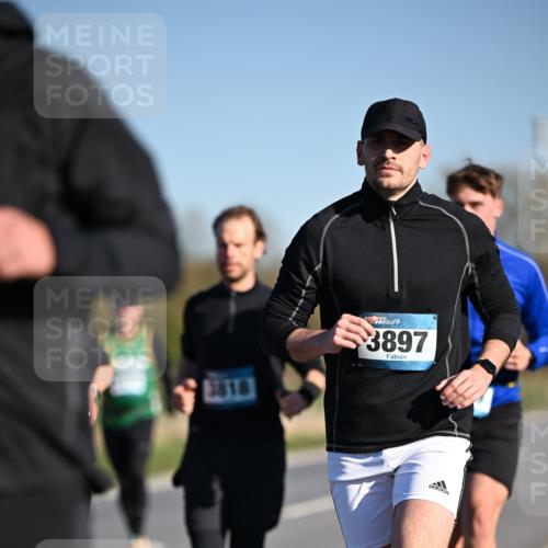 06.04.2025 - 44. Internationalen Wilhelmsburger Insellauf Dr. Thomas Lammeyer http://msf.ph/oto/7556245 06.04.2025 09:32:06 Laufen 3818, 3897 meine-sportfotos.de