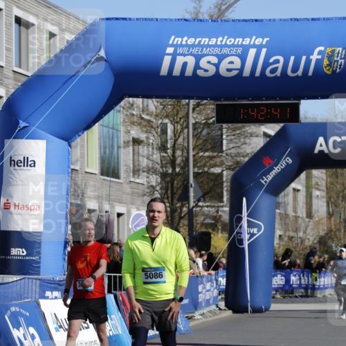06.04.2025 - 44. Internationalen Wilhelmsburger Insellauf A. Gomolzig http://msf.ph/oto/7556267 06.04.2025 10:32:39 Ziel 3650, 5002, 5086 meine-sportfotos.de