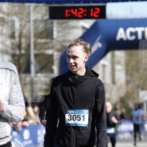 06.04.2025 - 44. Internationalen Wilhelmsburger Insellauf A. Gomolzig http://msf.ph/oto/7556295 06.04.2025 10:32:10 Ziel 3051, 3545, 4484, 4602 meine-sportfotos.de